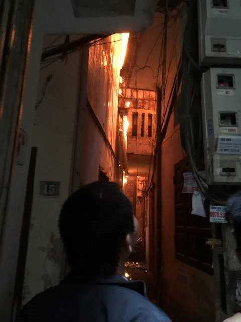 Nghi bi trom dien thoai co gai phong hoa dot nha tro hinh anh 1