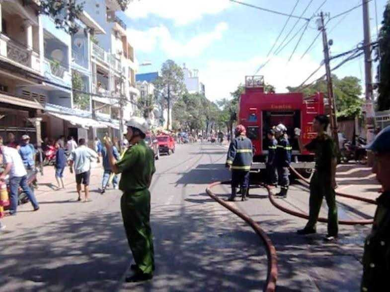 tp.hcm: thay binh gas chay quan com, 2 nguoi nhap vien hinh anh 3