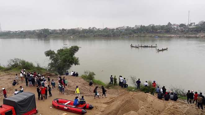 Thi the thay giao noi tren song sau 2 ngay mat tich hinh anh 1