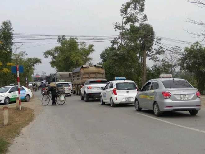 Mau thuan vi dot rac, dan chan quoc lo hon 3 gio hinh anh 2