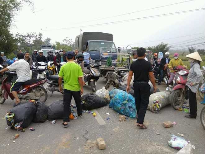 Mau thuan vi dot rac, dan chan quoc lo hon 3 gio hinh anh 1