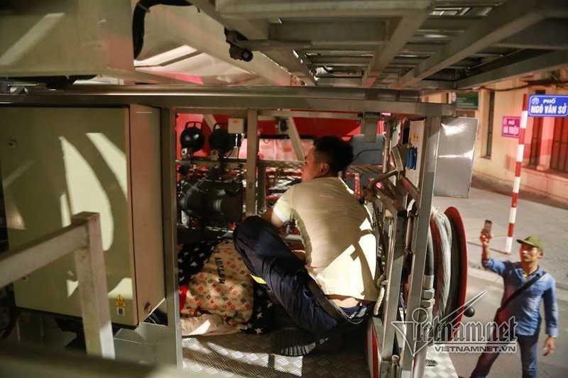 Hi hữu: Mắc kẹt ở tầng 4, chuyển thai phụ bằng lồng cứu hộ