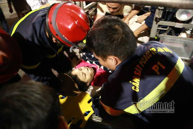 Hi hữu: Mắc kẹt ở tầng 4, chuyển thai phụ bằng lồng cứu hộ