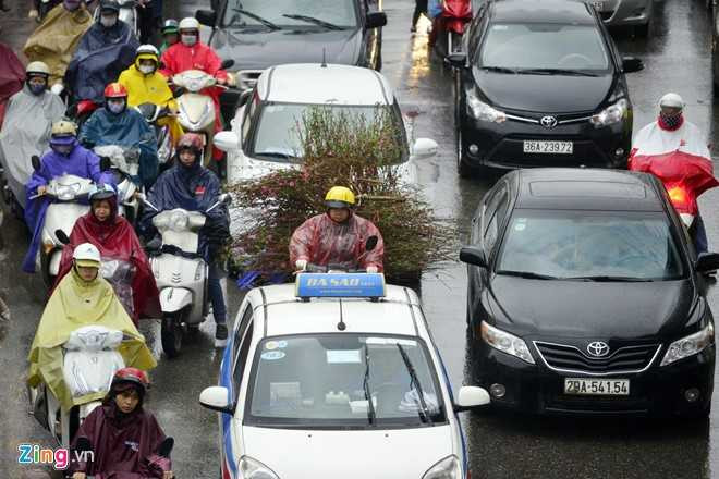 'Xe hop' rong ran, chen ep xe may trong mua gio hinh anh 11