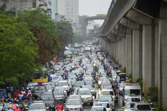 'Xe hop' rong ran, chen ep xe may trong mua gio hinh anh 1