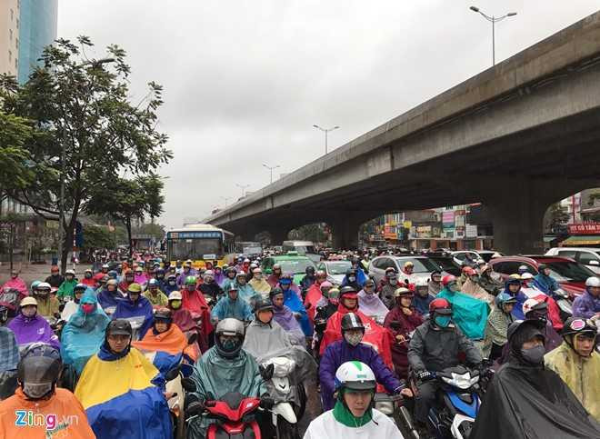 'Xe hop' rong ran, chen ep xe may trong mua gio hinh anh 12