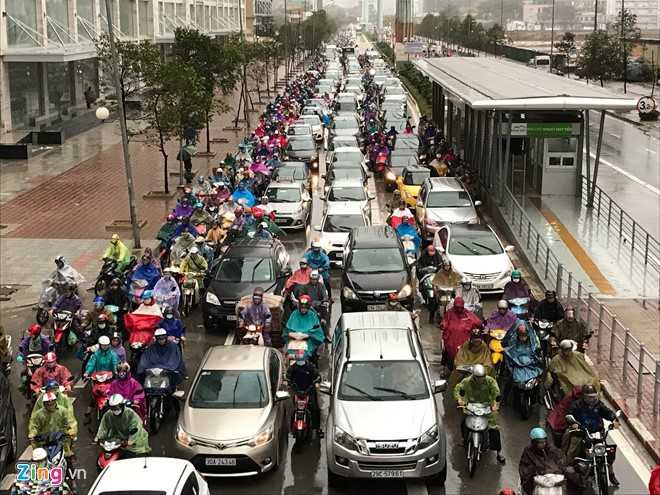 'Xe hop' rong ran, chen ep xe may trong mua gio hinh anh 4