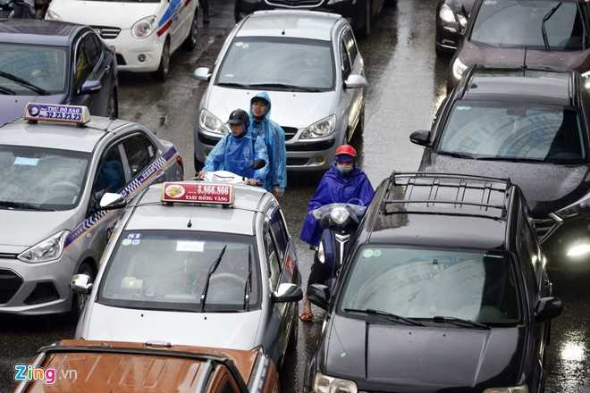 'Xe hop' rong ran, chen ep xe may trong mua gio hinh anh 6