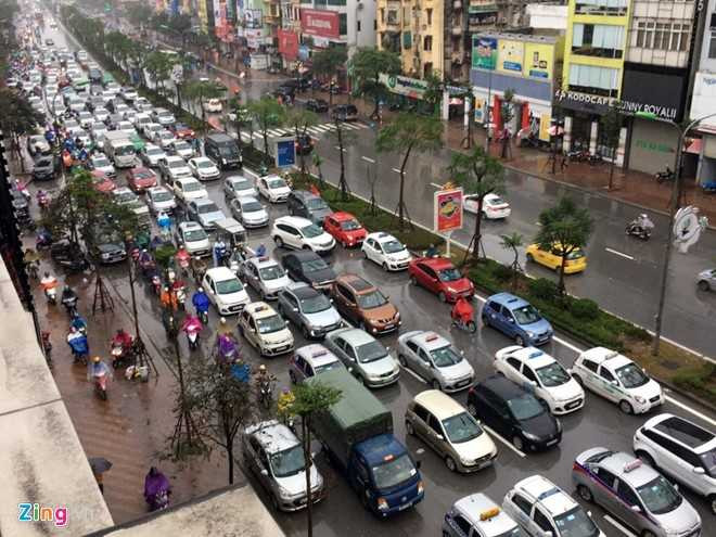 'Xe hop' rong ran, chen ep xe may trong mua gio hinh anh 3