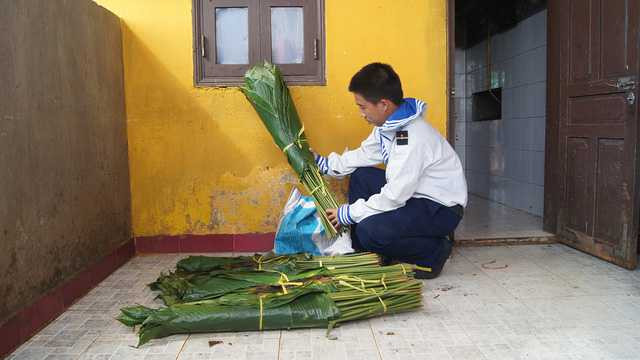 Lá dong được chuẩn bị để gói bánh chưng, phục vụ Tết cho các chiến sĩ và người dân trên đảo