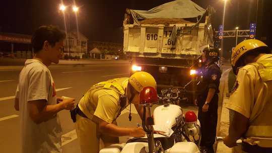 Tổ công tác thuộc Đội CSGT Tuần tra – Dẫn đoàn, Phòng CSGT Đường bộ – Đường sắt (PC67) Công an TP HCM đã mật phục xử lý nhiều trường hợp xe ben chở bùn đất làm rơi vãi.