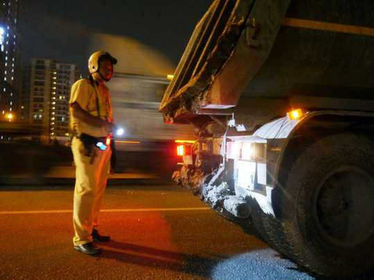 Bùn cát phủ kín cả biển số xe và khi xử phạt nhiều tài xế tìm mọi cách gây khó dễ.