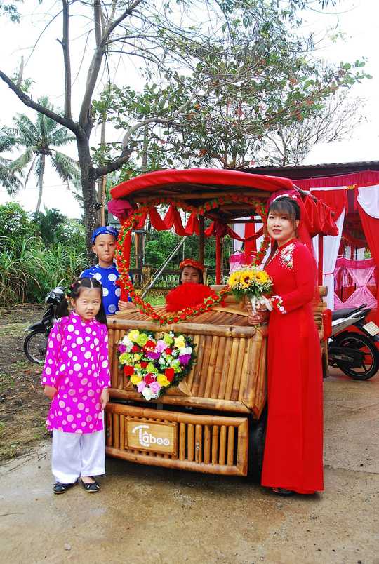  Cô dâu chuẩn bị lên xe hoa là một chiếc xe tre độc đáo 