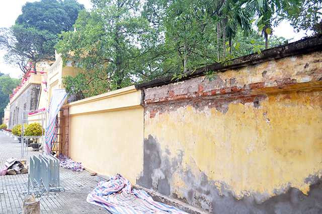  Lớp vôi vữa cũ chuẩn bị được bóc tách thay mới 