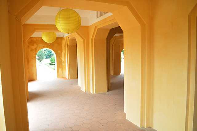  Ông Trần Việt Anh cho biết, lớp vôi ve mới giữ đúng như màu nguyên bản với 2 tông màu cơ bản là trắng và vàng. 