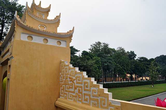  Trước lo ngại của dư luận cho rằng việc vôi ve lại sẽ khiến Hoàng Thành Thăng Long mất đi vẻ đẹp cổ kính, ông Trần Việt Anh cho biết khoảng 3 tháng nữa lớp áo mới này sẽ xuống màu như cũ. 