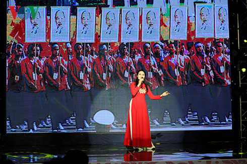 NSƯT Mai Hoa thể hiện bài hát Nhớ về Hà Nội