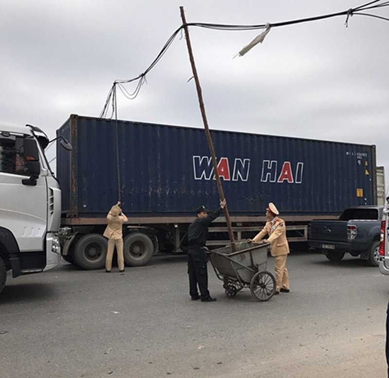 CSGT chống dây điện 2 tiếng giữa đường cho ô tô đi qua