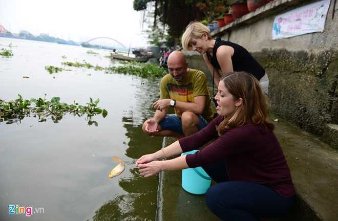 Boi nhay bat ca chep Tao quan tren song Sai Gon hinh anh 2