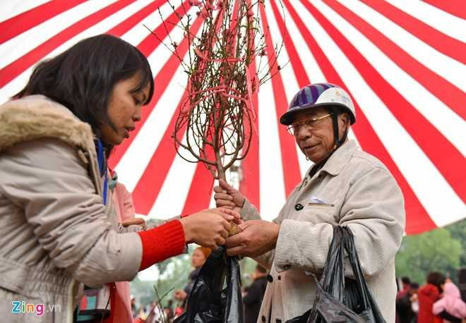 Nguoi ngheo vui ve sam Tet o phien cho 0 dong hinh anh 2