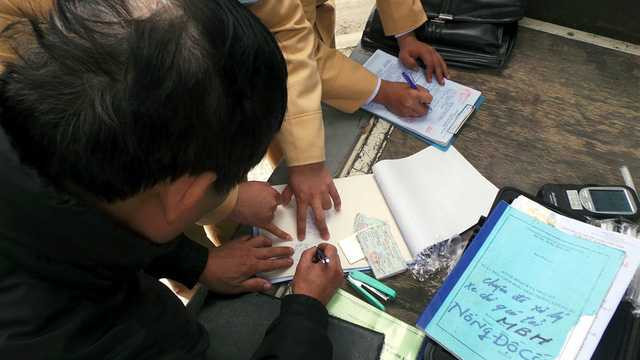 Lực lượng CSGT yêu cầu người vi phạm ký vào kết quả đo nồng độ cồn để làm căn cứ xử lý.