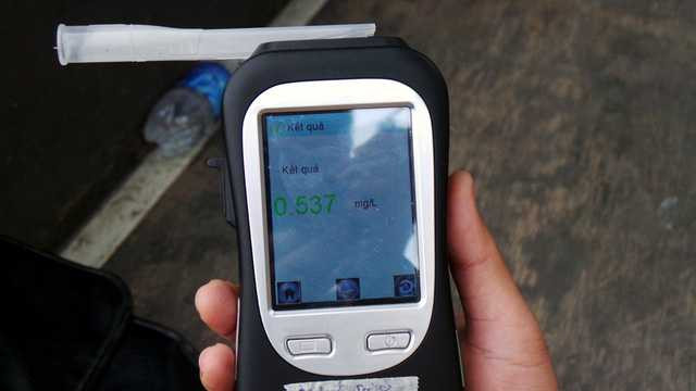 Nghị định 46/2016/NĐ-CP quy định, người điều khiển ô tô mà trong hơi thở có nồng độ cồn vượt quá 0,25 miligam đến 0,4 miligam/lít khí thở sẽ bị phạt tiền từ 7-8 triệu đồng, tước giấy phép lái xe 3-5 tháng; vượt quá 0,4 miligam/1 lít khí thở sẽ phạt tiền từ 16-18 triệu đồng, tước GPLX 4-6 tháng. Mức phạt đối với người điều khiển xe máy trong 2 trường hợp trên lần lượt là 1-2 triệu đồng, tước GPLX 1-3 tháng và 3-4 triệu đồng, tước GPLX 3-5 tháng.