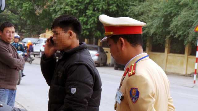 Hành động quen thuộc của những người vi phạm là gọi điện thoại cho người thân để cầu cứu, xin xỏ nhằm bỏ qua vi phạm. Theo Trung úy Hoàng Tuấn Anh, đối với các trường hợp vi phạm về nồng độ cồn, lực lượng CSGT kiên quyết xử lý, tránh các trường hợp đáng tiếc xảy ra.