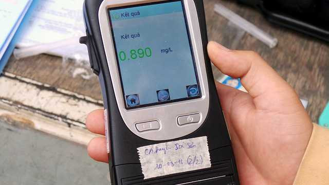 Sau nửa tiếng đánh vật với tài xế này, qua gần 20 lần đo, lực lượng CSGT xác định, nồng độ cồn trong khí thở của anh này cao gấp hơn 2 lần mức cao nhất bị xử phạt.