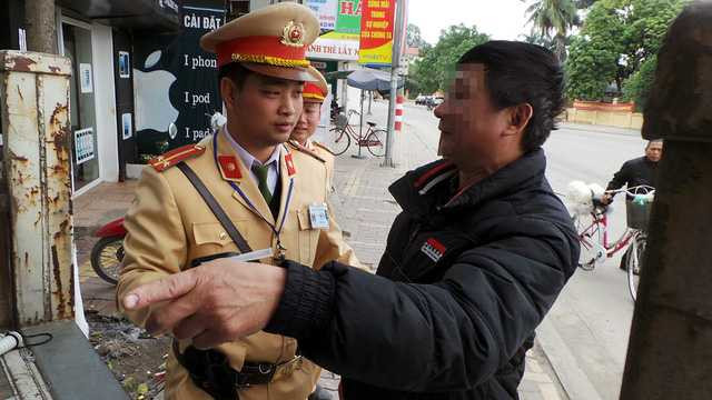 Chiều 20/1, chốt trực tại ngã tư Sóc Sơn (huyện Sóc Sơn, Hà Nội), tổ công tác Đội CSGT số 15 liên tục phát hiện các trường hợp vi phạm quy định về nồng độ cồn. Cá biệt có trường hợp quá say, cho rằng mình rất hợp tác với lực lượng CSGT nhưng liên tục trình bày khiến tổ công tác mất rất nhiều thời gian.