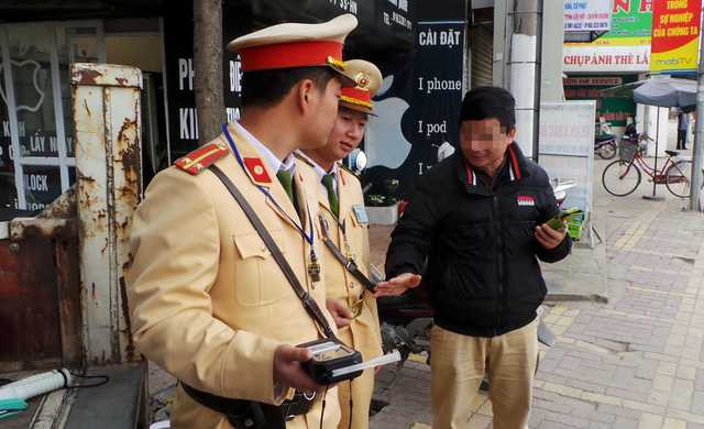 Tài xế say xỉn vờ như chấp hành yêu cầu của tổ công tác nhưng không thổi đủ lượng khí thở để máy đo có thể xác định nồng độ cồn. Nhiều lần, anh này còn... dỗi, nhảy lên xe định bỏ đi, bỏ lại bằng lái và giấy tờ xe. Tuy nhiên, tổ công tác kiên quyết giữ lái xe này lại để xử lý.