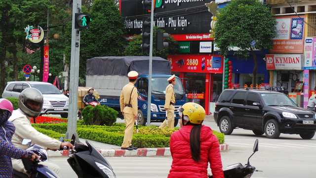 Các tổ công tác CSGT chốt trực tại những nút giao thông trọng điểm, gần các quán nhậu, kịp thời phát hiện, xử lý các trường hợp vi phạm.