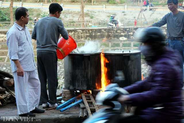 ngám nhũng nòi bánh chung dỏ lủa tren vỉa hè hà nọi hinh anh 5