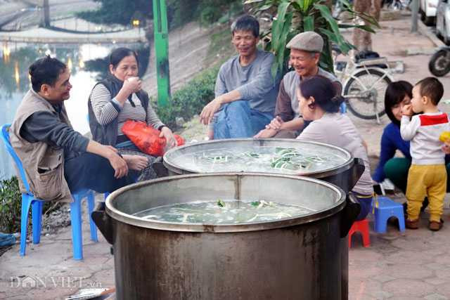 ngám nhũng nòi bánh chung dỏ lủa tren vỉa hè hà nọi hinh anh 8