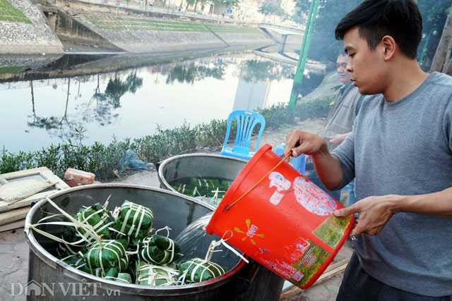 ngám nhũng nòi bánh chung dỏ lủa tren vỉa hè hà nọi hinh anh 2