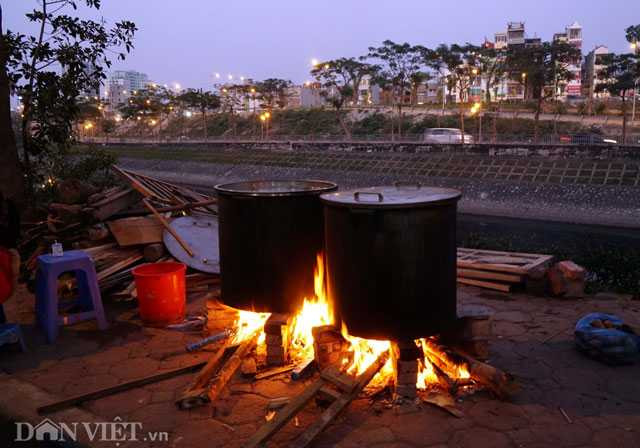ngám nhũng nòi bánh chung dỏ lủa tren vỉa hè hà nọi hinh anh 10