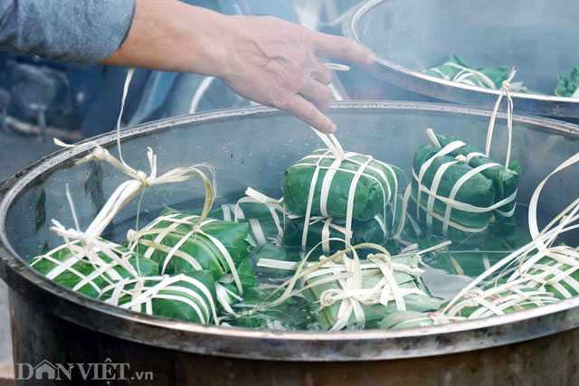 ngám nhũng nòi bánh chung dỏ lủa tren vỉa hè hà nọi hinh anh 4