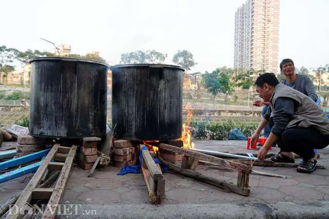 ngám nhũng nòi bánh chung dỏ lủa tren vỉa hè hà nọi hinh anh 1