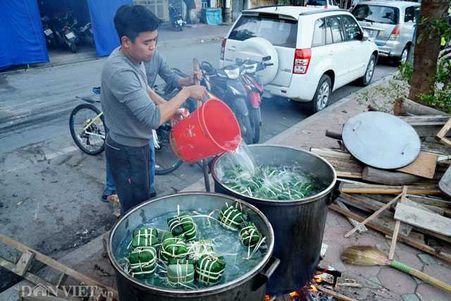 ngám nhũng nòi bánh chung dỏ lủa tren vỉa hè hà nọi hinh anh 7
