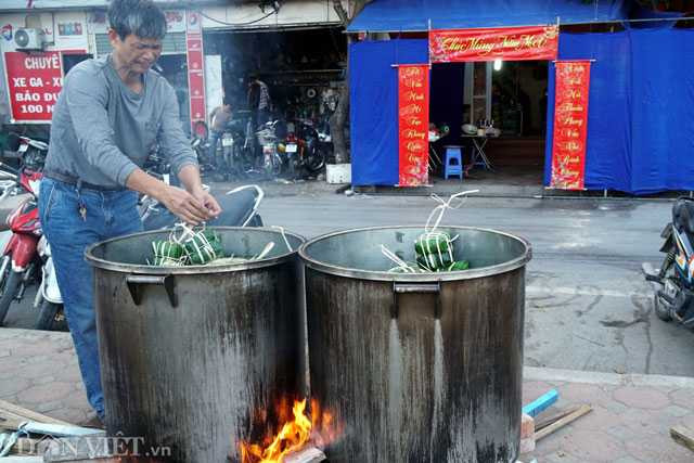 ngám nhũng nòi bánh chung dỏ lủa tren vỉa hè hà nọi hinh anh 3