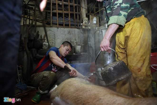 Dai gia dinh gan 70 nguoi bat lon, mo hoi goi banh chung hinh anh 2