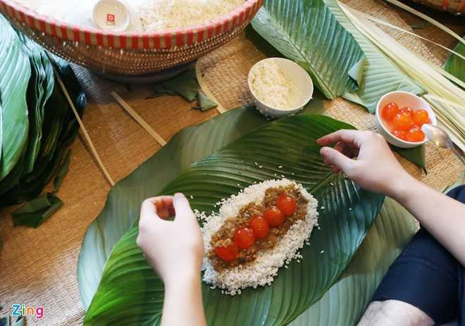 Dai gia dinh gan 70 nguoi bat lon, mo hoi goi banh chung hinh anh 13