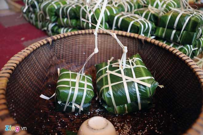 Dai gia dinh gan 70 nguoi bat lon, mo hoi goi banh chung hinh anh 14