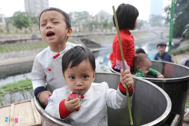 Dai gia dinh gan 70 nguoi bat lon, mo hoi goi banh chung hinh anh 15