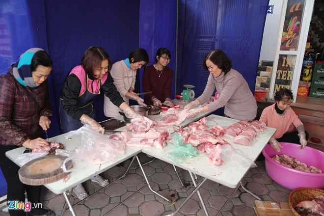 Dai gia dinh gan 70 nguoi bat lon, mo hoi goi banh chung hinh anh 3