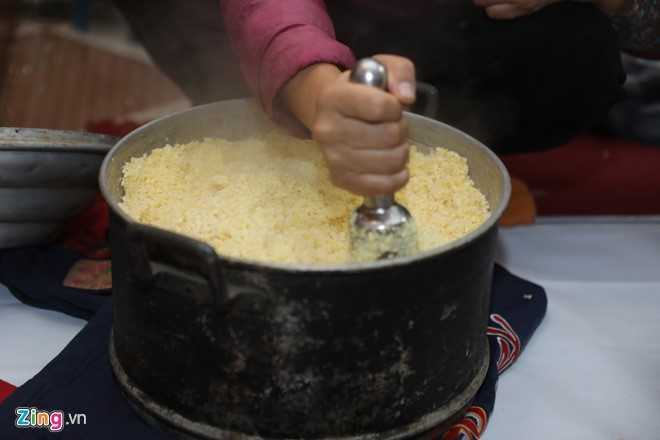 Dai gia dinh gan 70 nguoi bat lon, mo hoi goi banh chung hinh anh 5