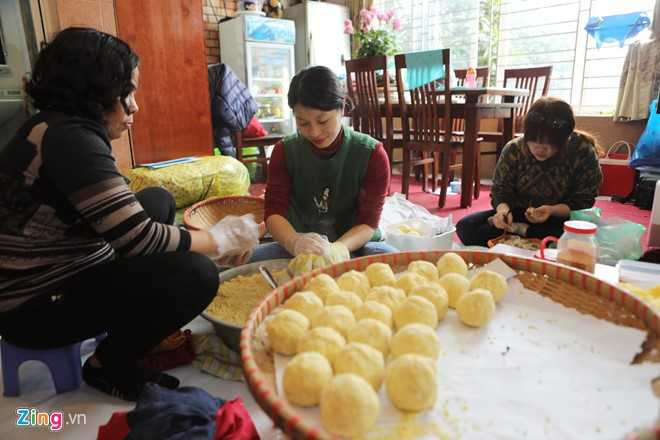 Dai gia dinh gan 70 nguoi bat lon, mo hoi goi banh chung hinh anh 6