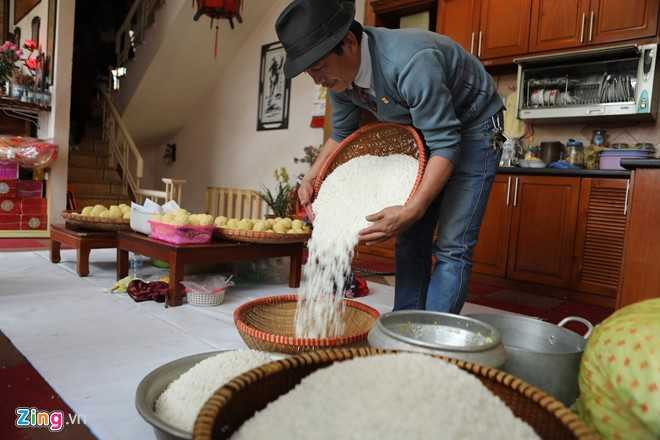 Dai gia dinh gan 70 nguoi bat lon, mo hoi goi banh chung hinh anh 7