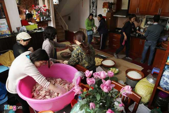 Dai gia dinh gan 70 nguoi bat lon, mo hoi goi banh chung hinh anh 8