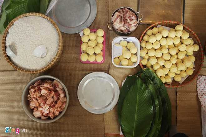 Dai gia dinh gan 70 nguoi bat lon, mo hoi goi banh chung hinh anh 9