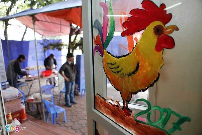 Dai gia dinh gan 70 nguoi bat lon, mo hoi goi banh chung hinh anh 10